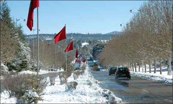 الثلوج تتسبب في انقطاع 17 طريقا