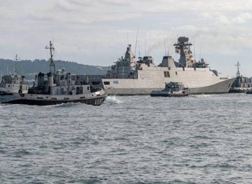 الداخلة .. فرقاطة تابعة للبحرية الملكية تعترض سفينة مشتبها فيها بدون وثائق ولا ترفع علما