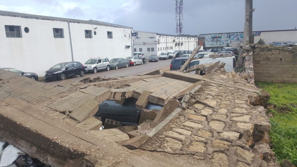 الرياح وسوء الأحوال الجوية تؤدي إلى انهيار جدار بالبيضاء والخسائر 7 سيارات