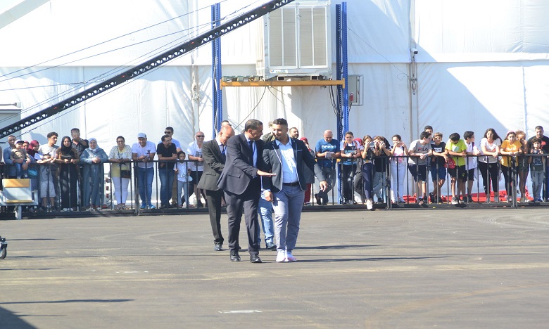 الشرطة تحتفي بمواطن يوم عيد ميلاده بعملية استعراضية ضخمة بطنجة