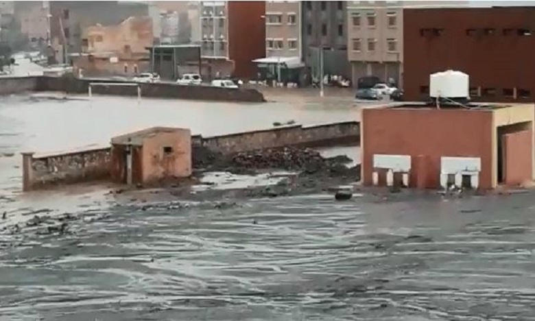 الفيضانات تغمر ثانوية في تارودانت وانهيار جزء من سورها