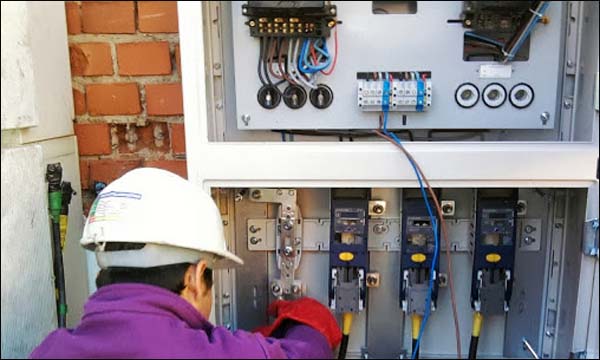 الكهربائيون يقررون الإضراب يوم 11 مارس