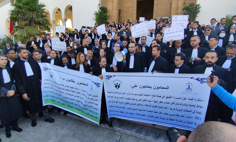 المحامون الشباب بالبيضاء ينتفضون ضد "تدهور شروط الممارسة المهنية واستمرار المحاكمات عن بعد"