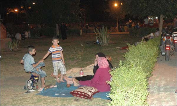 المراكشيون يبتكرون أساليب طريفة لمواجهة لهيب الحرارة