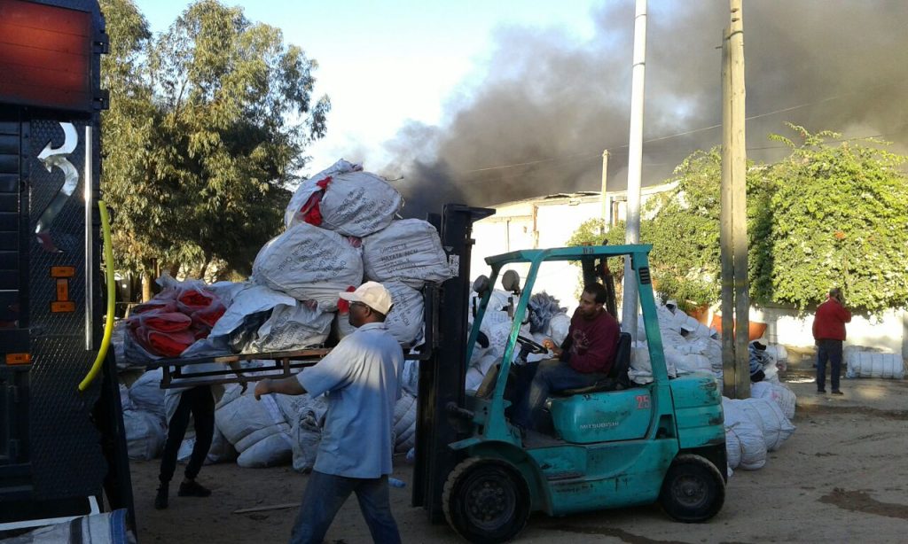 الهراويين: 5 ساعات لإخماد حريق أتى على معمل للأقمشة