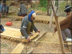 انقراض حرفة تحصارت يفسح المجال للحصير العصري الموكيط بمراكش انقراض حرفة تحصارت يفسح المجال للحصير العصري الموكيط بمراكش