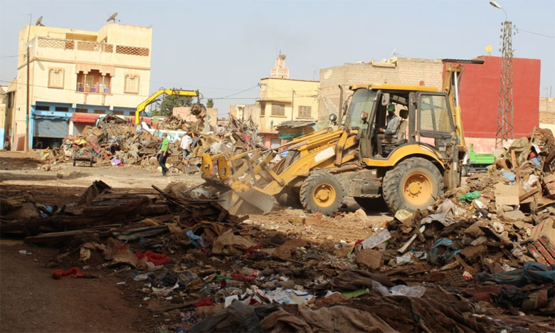 بني ملال: إزالة أقدم سوق عشوائي "الغديرة الحمراء" وترحيل الباعة الجائلين إلى سوق جديد