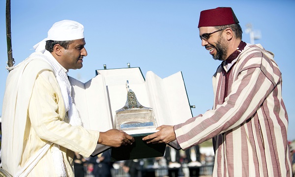 أشرف مولاي عبد الله العلوي رئيس جمعية معرض الفرس، رئيس الجامعة الملكية المغربية للفروسية، في نهاية هذه المسابقة على تسليم الجائزة الكبرى لصاحب الجلالة الملك محمد السادس للتبوريدة لمقدم السربة الفائزة