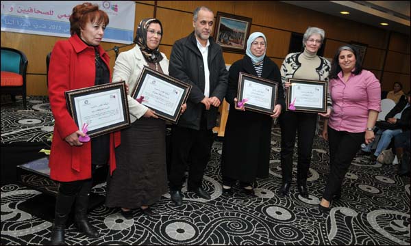 صورة تذكارية لحفل تكريم صحافيات من جريدة