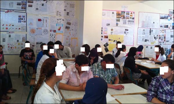 تلميذ يعتدي على أستاذته ويكسر معصمها بالحسيمة