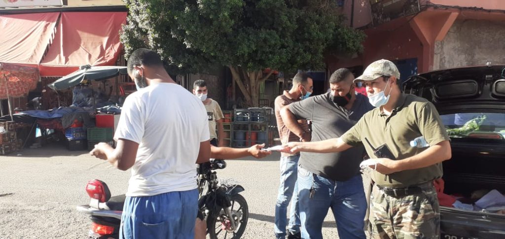 توزيع الكمامات الواقية على المواطنين بمراكش وضواحيها للتحسيس بأهميتها الصحية وإلزاميتها بحكم القانون