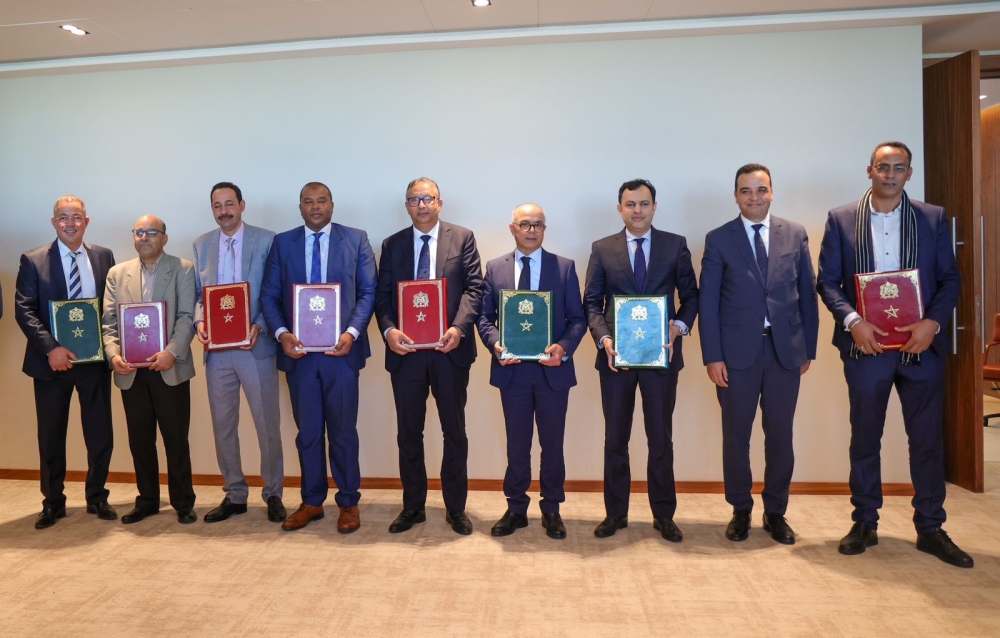 توقيف الاقتطاعات من أجور الأساتذة بسبب الإضراب وصرف الزيادة المتفق عليها ابتداء من مارس توقيف الاقتطاعات من أجور الأساتذة بسبب الإضراب وصرف الزيادة المتفق عليها ابتداء من مارس