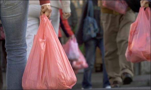 جدل ومخاوف وسط المهنيين بشأن 'إعدام' الأكياس البلاستيكية