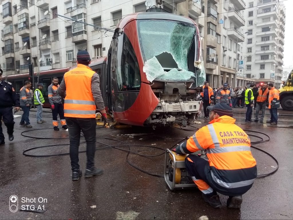 حادث اصطدام الترامواي والشاحنة بالبيضاء: سبع ضحايا وانقطاع لحركة السير