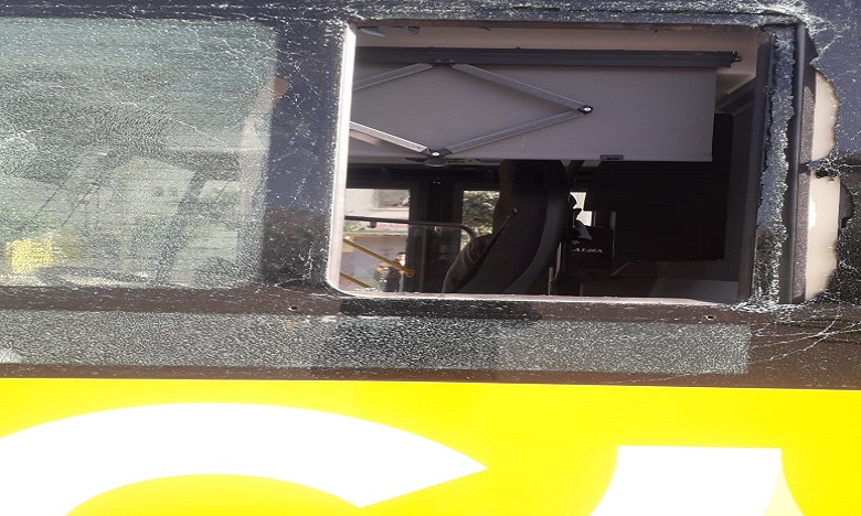 حافلات البيضاء الجديدة تعيش الرعب في عيد الحب ..رشق بالحجارة وجرح سائق وخمر واعتداء والأمن يوقف قاصرين (صور)