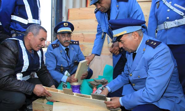 فرقة جمركية عاملة بميناء الدارالبيضاء أثناء ضبط كمية من مادة الشيرا