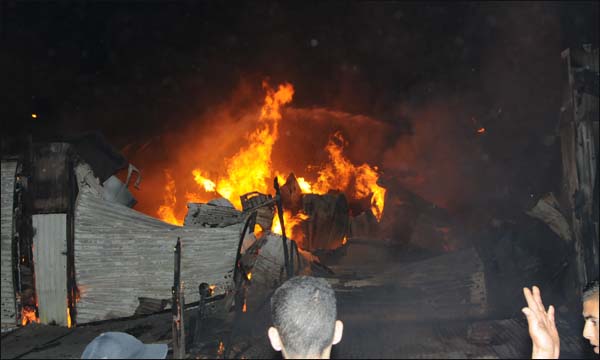 ألسنة اللهب تلتهم المحلات التجارية (أيس بريس)