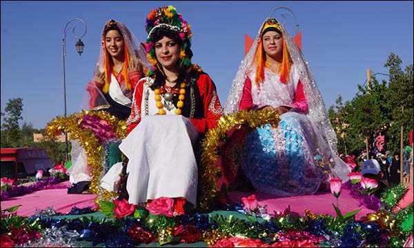 دهو إكن ملكة جمال الورود بقلعة مكونة رفقة وصيفتيها