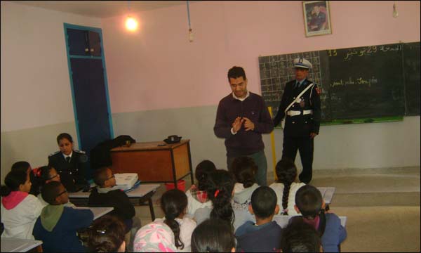 رجال شرطة يعودون إلى حجرات الدراسة