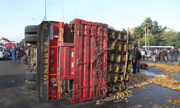 رشق شاحنة د رشقها بالحجارة من طرف مجهولين