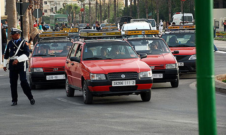 سائقو سيارة الأجرة الصغيرة بالبيضاء يحتجون أمام مجلس المدينة