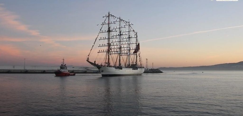 سفينة التدريب الشراعية البيروفية "أونيون" تغادر ميناء طنجة سفينة التدريب الشراعية البيروفية "أونيون" تغادر ميناء طنجة