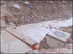 سكان حي العوامة بطنجة في حاجة إلى قنطرة سكان حي العوامة بطنجة في حاجة إلى قنطرة