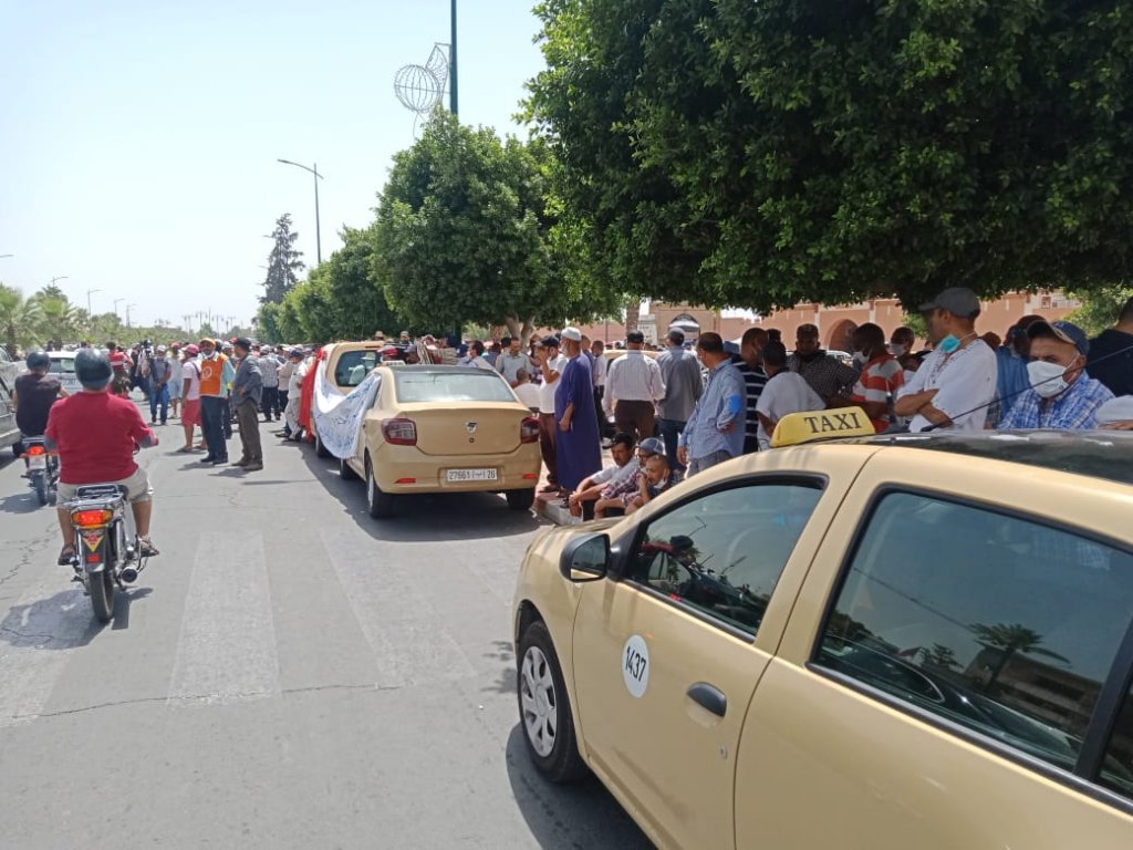 سلطات مراكش تشن حملة لرصد مخالفات سيارات الأجرة الصغيرة في حق السياح الأجانب