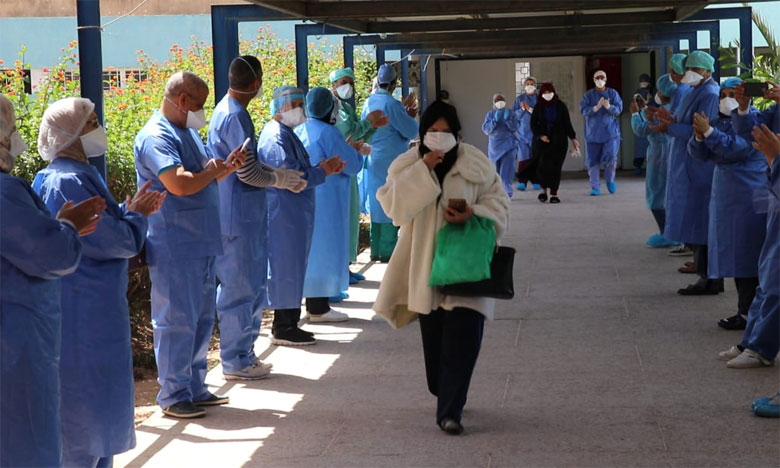 سيدتان تغادران المشفى بعد شفائهما من فيروس كورونا وسط تصفيقات وزغاريد أطر الصحة بأكادير