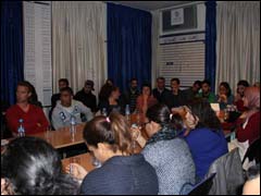 شباب متطوعون يبحثون إمكانيات تحقيق السعادة الخام في اليوم العالمي للسعادة