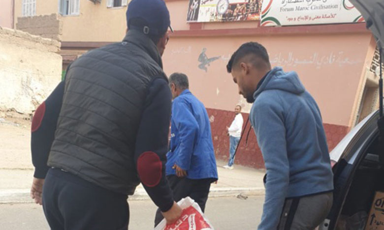 شباب يوزعون مواد غذائية على الأسر المعوزة في ظل حالة "الطوارئ الصحية" باليوسفية