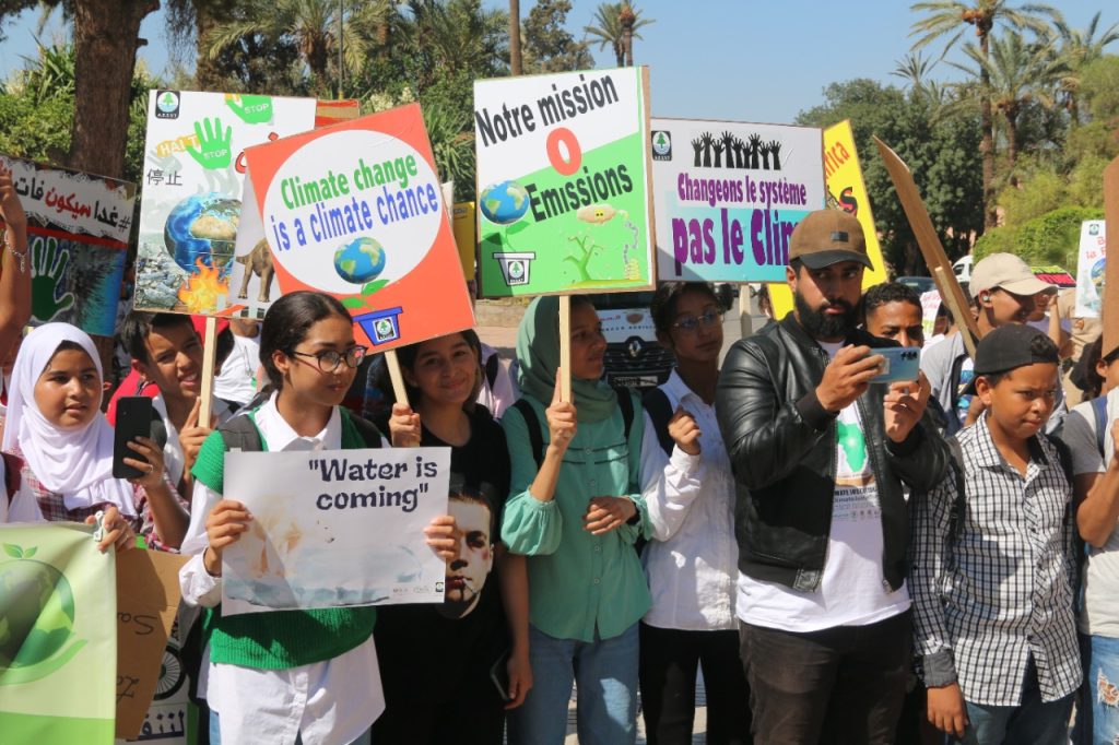 "شعلة العدالة المناخية" تجوب شوارع مراكش للتحسيس بالتأثيرات المناخية السلبية "شعلة العدالة المناخية" تجوب شوارع مراكش للتحسيس بالتأثيرات المناخية السلبية