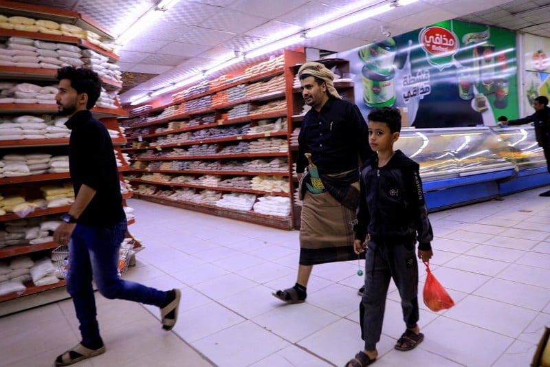 "طمش طمش" و"قامت القيامة".. يمنيّون يسردون لحظات قصف مواقع الحوثيين