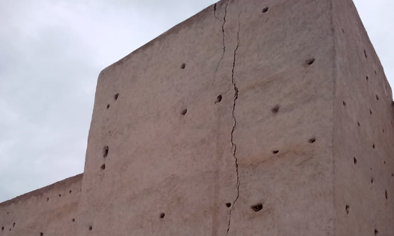 ظهور تصدعات وتشققات على السور التاريخي لمدينة مراكش بعد استفادته من عملية ترميم واسعة