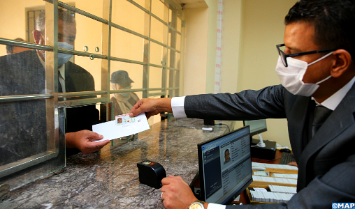 فاس: تسليم أول بطاقة وطنية للتعريف إلكترونية