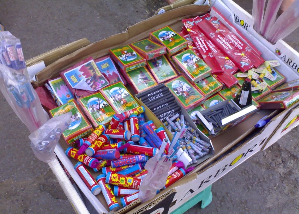 قاصرون يبيعون "قنابل" عاشوراء المحظورة ويثيرون استياء التجار والزبناء