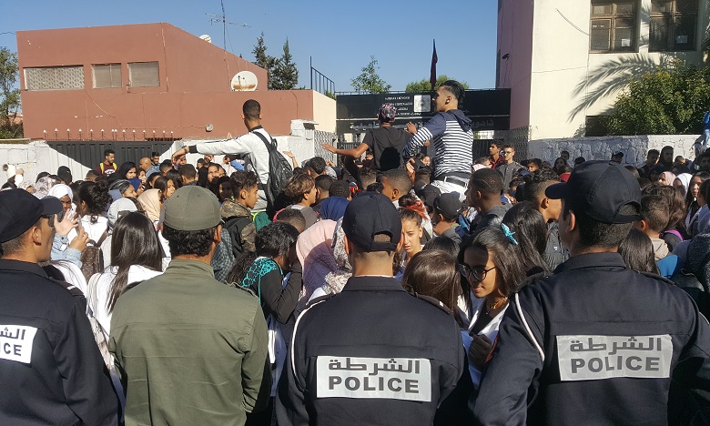 مئات التلاميذ ينتفضون ضد التوقيت المدرسي الجديد