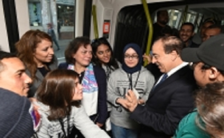 مبادرة "قرا توصل"... تشجع زبناء ترامواي البيضاء على القراءة