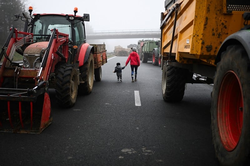 مزارعون فرنسيون يتوعدون بمواصلة التصعيد