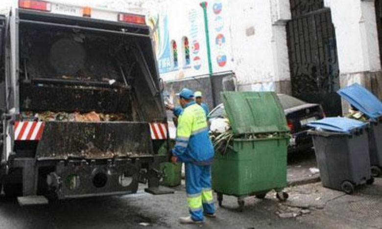 مسؤولو قطاع النظافة بالبيضاء يمتصون غضب العمال