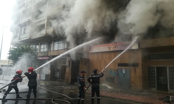 النيران انطلقت من الطابق الثاني للعمارة، حيث توجد مدرسة خاصة للفندقة والطبخ، قبل أن تنتقل إلى الشقق والبنايات المجاورة. تصوير الصديق