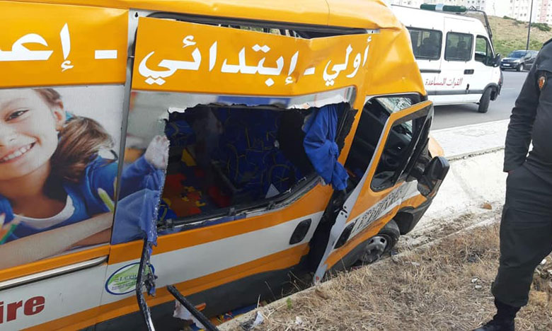 مصرع شخص وإصابة أطفال في اصطدام بين سيارة للنقل المدرسي وسيارة خفيفة