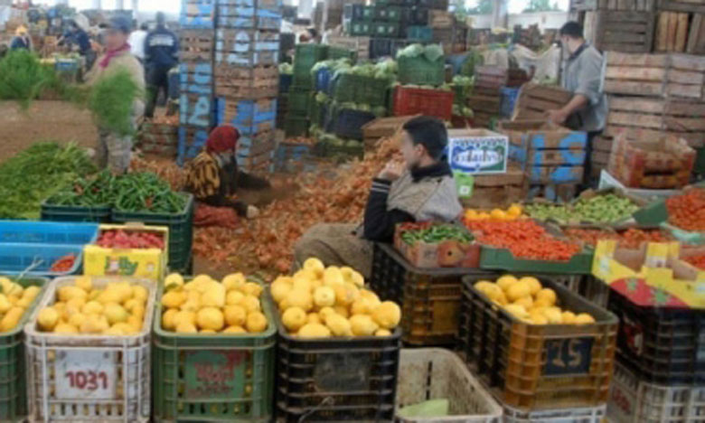 مضاربون وتجار يرفعون أسعار الخضر والفواكه وبعض المنتوجات الغذائية رغم وفرتها