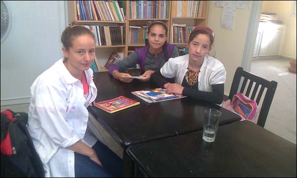 تلميذات جمعتهن القراءة في مكتبة