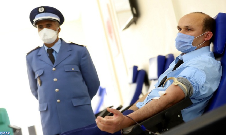 موظفو المديرية الجهوية للجمارك بمراكش ينخرطون في حملة للتبرع بالدم في ظل أزمة كورونا