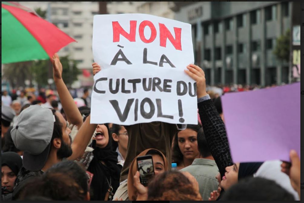 نساء ورجال وفتيات في وقفة بالبيضاء تنديدا بالتحرش الجنسي ودفاعا عن الفتاة المغتصبة بالحافلة