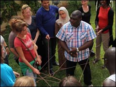 هارونا دجينغاري المدير الإقليمي لشبكة فرنسا- متطوعين بشمال إفريقيا والشرق الأوسط يتحدث إلى متطوعين ومتطوعات