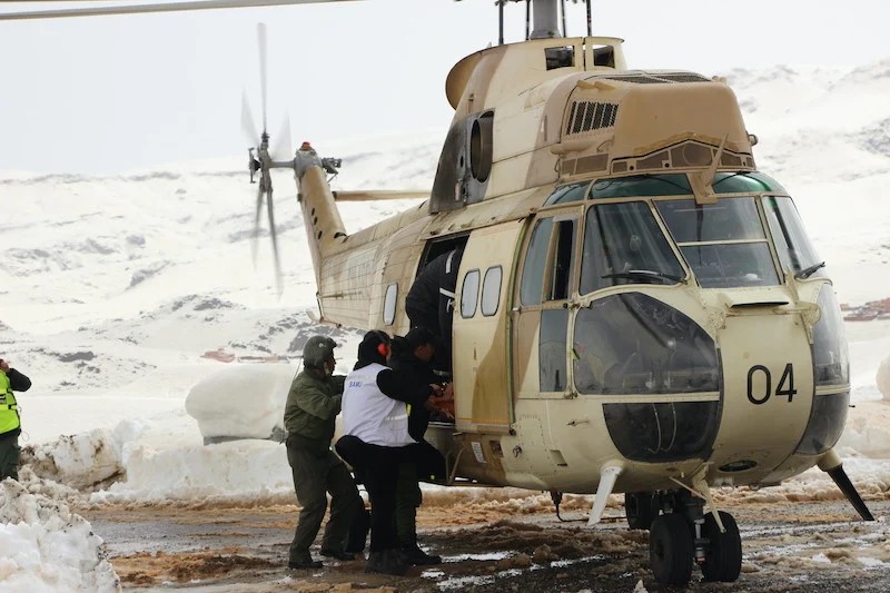 ورزازات: إنقاذ عدد من الرحل العالقين مع أطفالهم وسط الثلوج الكثيفة ورزازات: إنقاذ عدد من الرحل العالقين مع أطفالهم وسط الثلوج الكثيفة