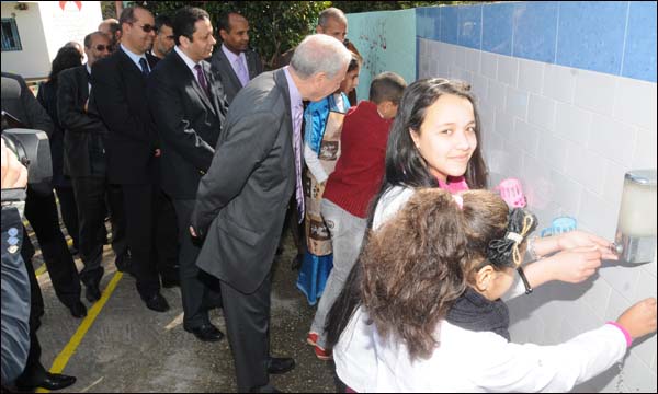 وزير التربية الوطنية والتكوين المهني رشيد بن المختار رفقة تلاميذ