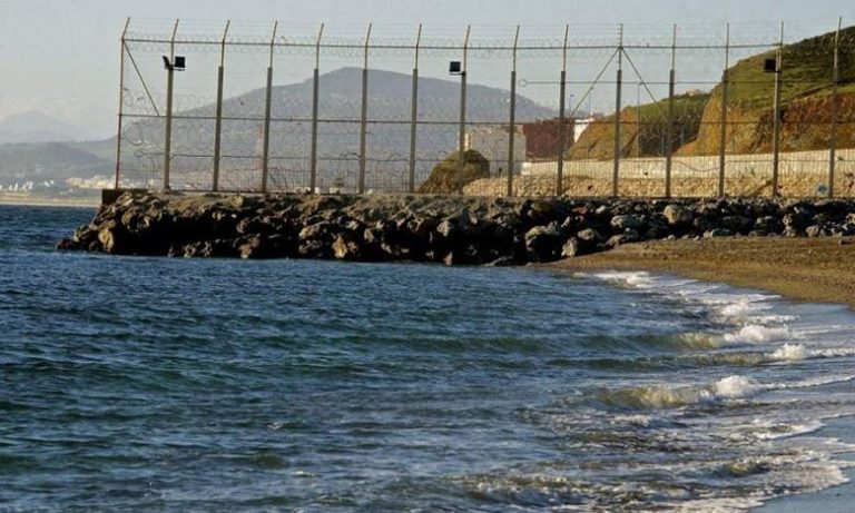 19 مغربيا عالقا يعودون من سبتة المحتلة سباحة إلى شواطئ المضيق